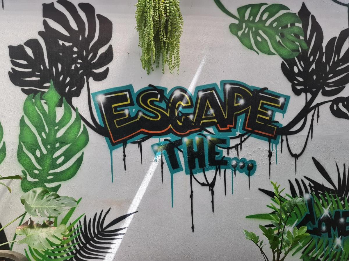 Somewhere To Escape - Hometel Bangkok Buitenkant foto