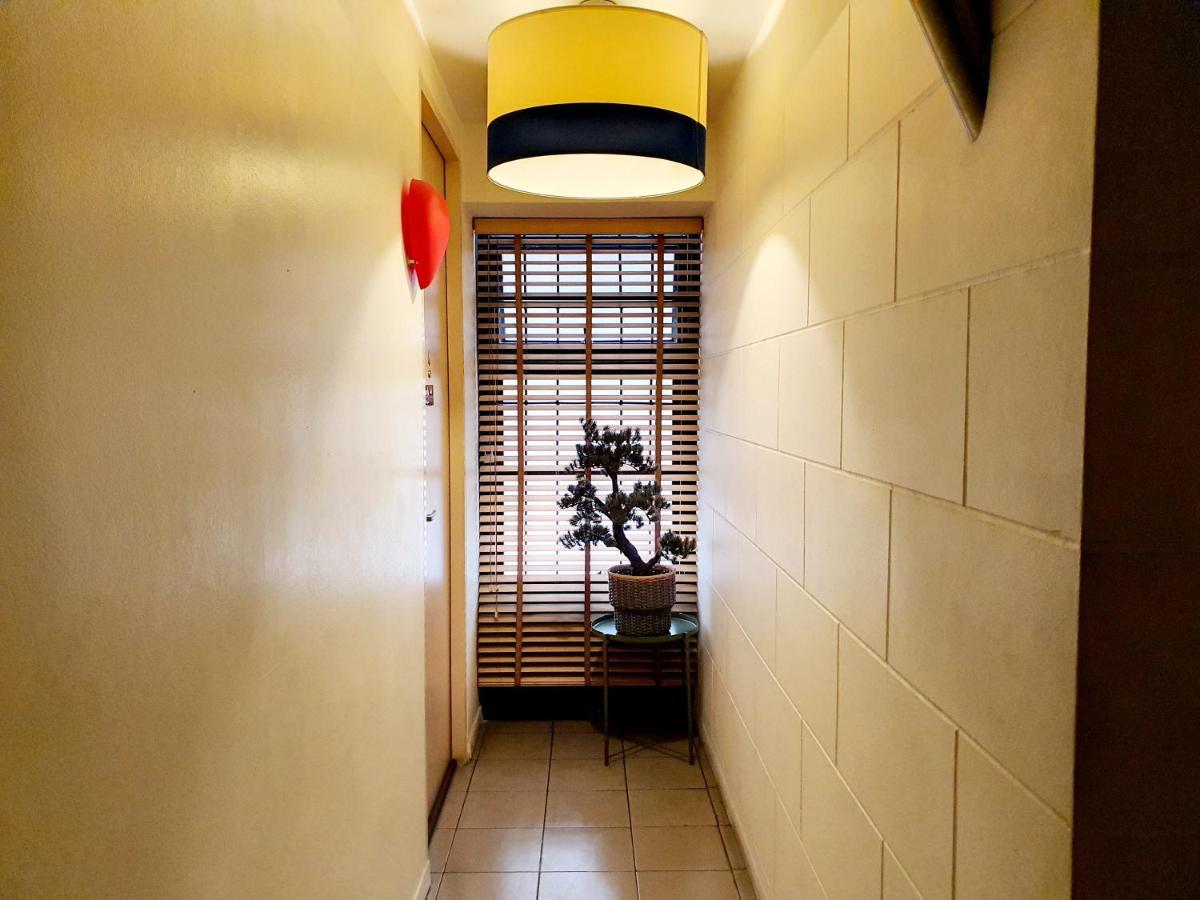 Somewhere To Escape - Hometel Bangkok Buitenkant foto