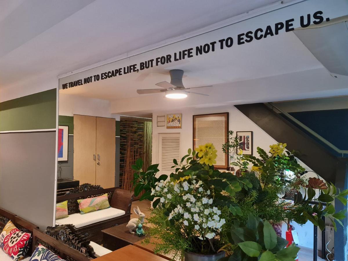 Somewhere To Escape - Hometel Bangkok Buitenkant foto