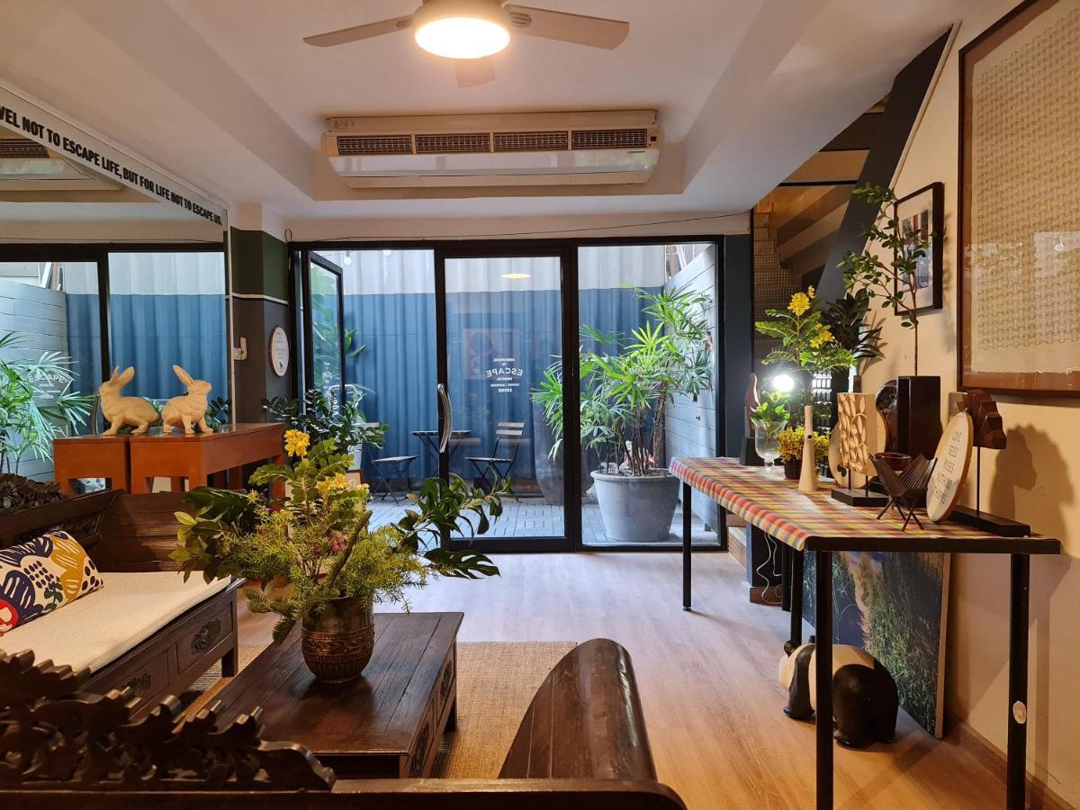 Somewhere To Escape - Hometel Bangkok Buitenkant foto