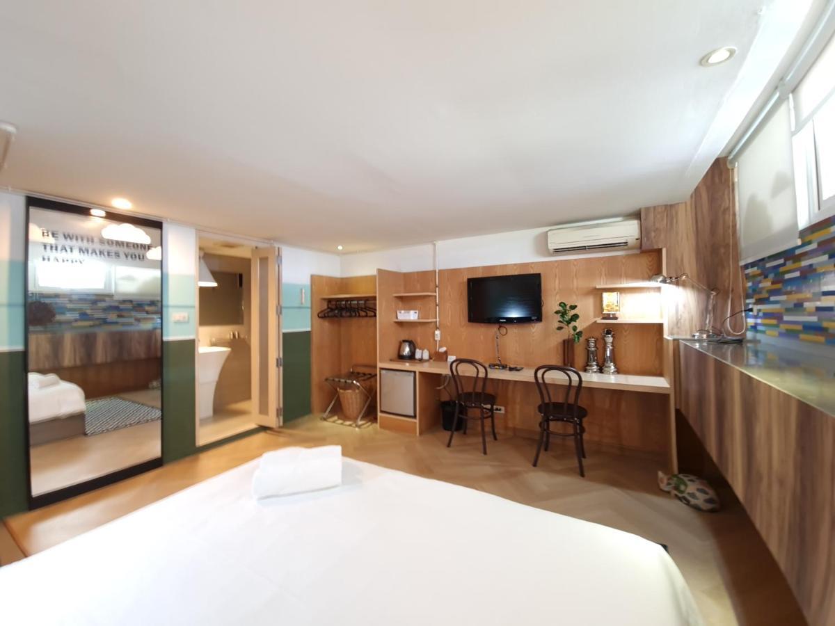 Somewhere To Escape - Hometel Bangkok Buitenkant foto