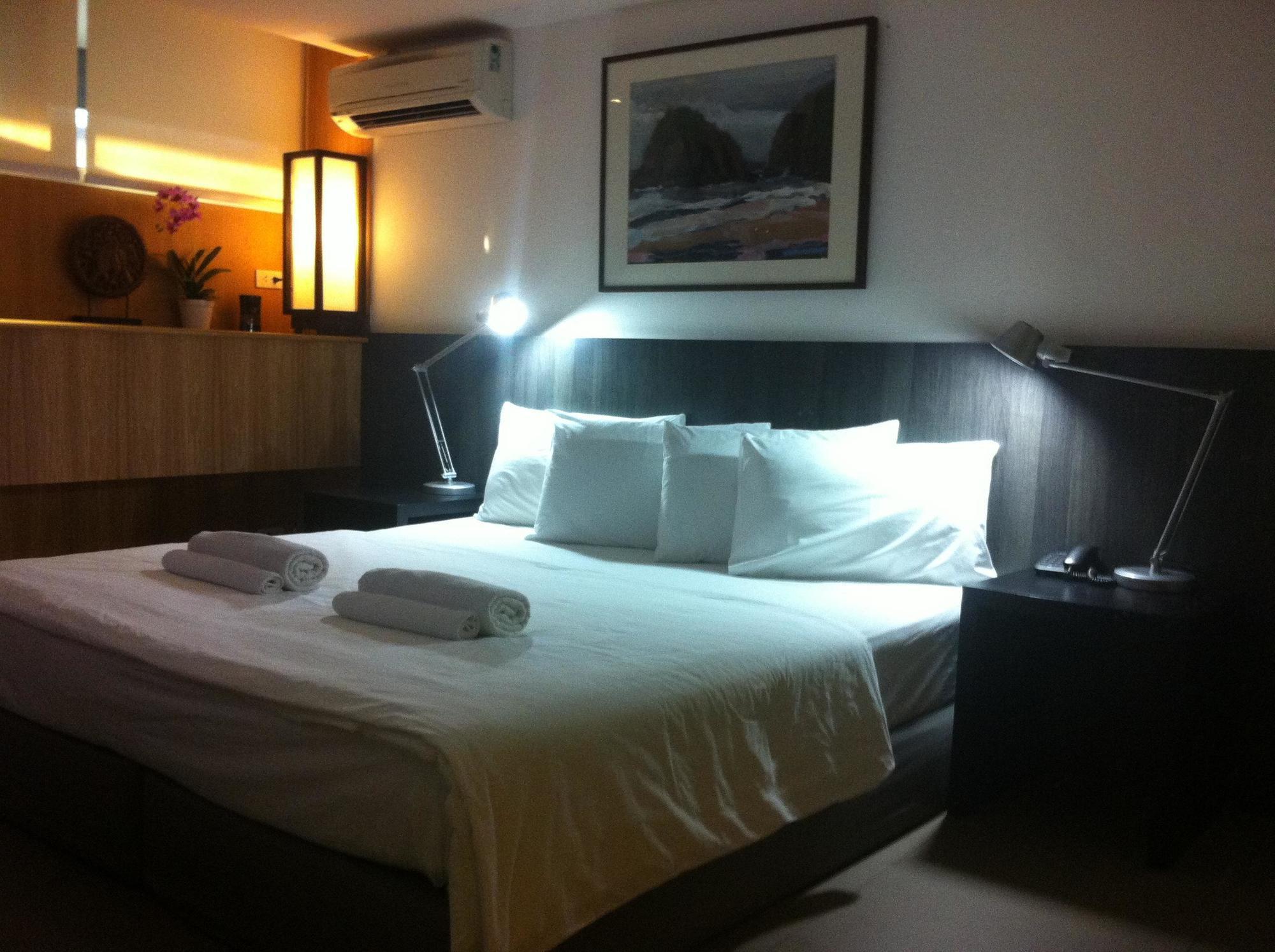 Somewhere To Escape - Hometel Bangkok Buitenkant foto