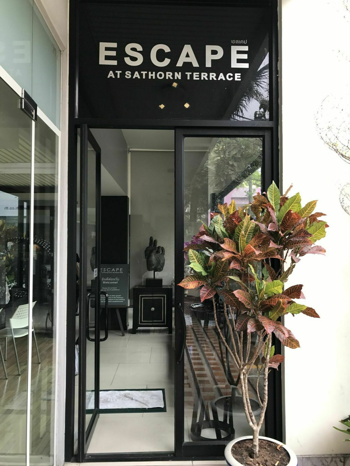 Somewhere To Escape - Hometel Bangkok Buitenkant foto