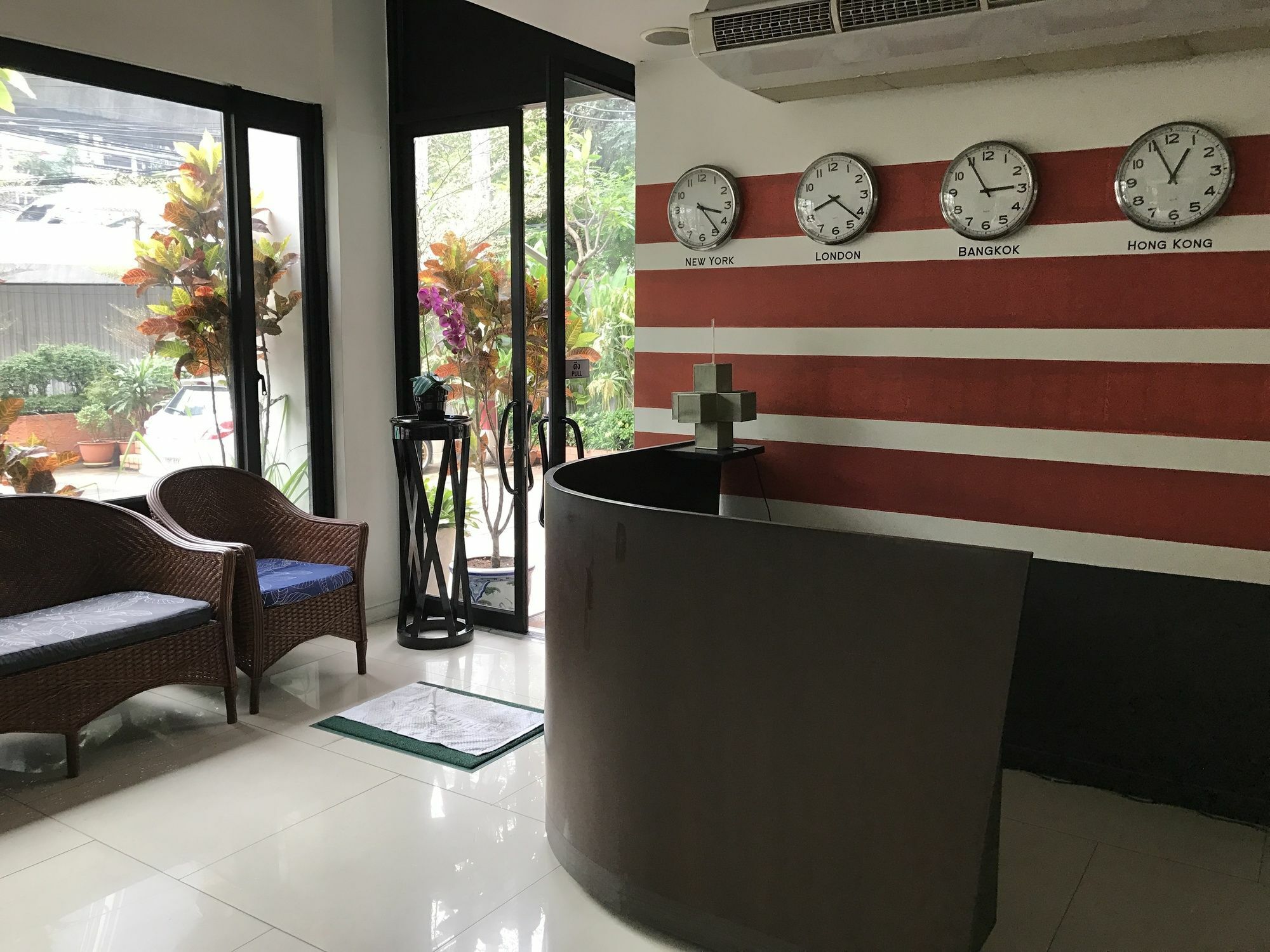 Somewhere To Escape - Hometel Bangkok Buitenkant foto